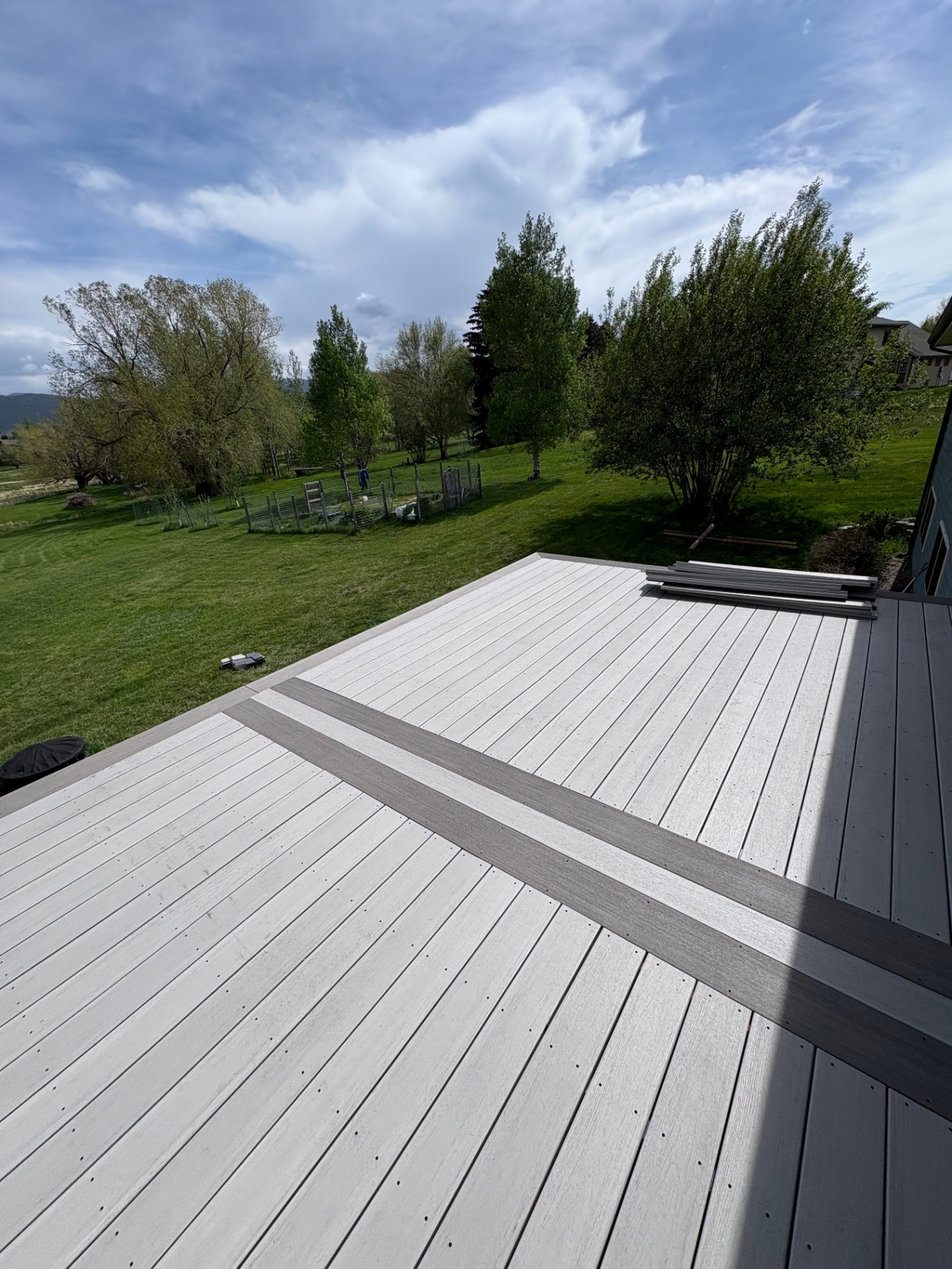 Composite deck with contrast inlay — New Decks project in Shreveport by ARK LA TEX Entreprises